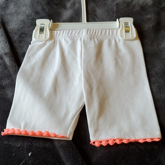 Pink polka dot flower top with white pants set - Picture 4 of 5